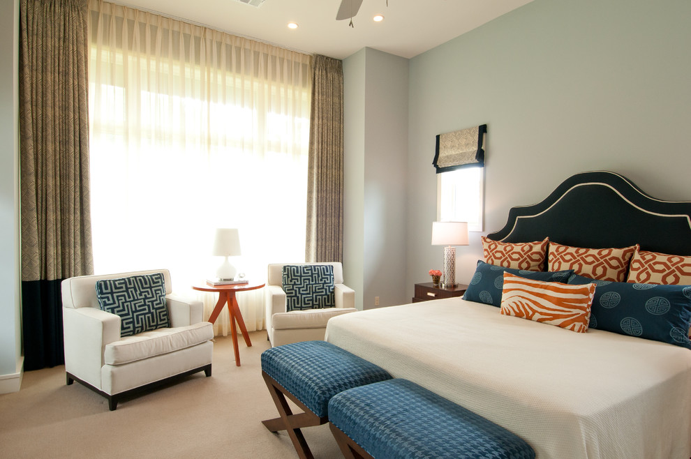 На фото: спальня в классическом стиле с синими стенами