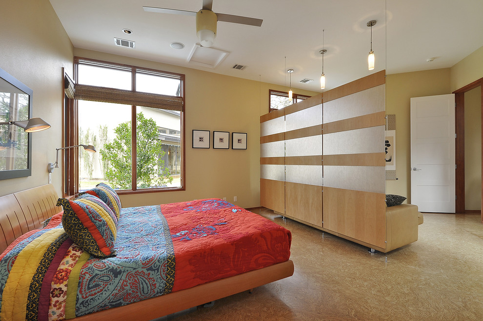 Свежая идея для дизайна: спальня в современном стиле с пробковым полом и желтыми стенами - отличное фото интерьера