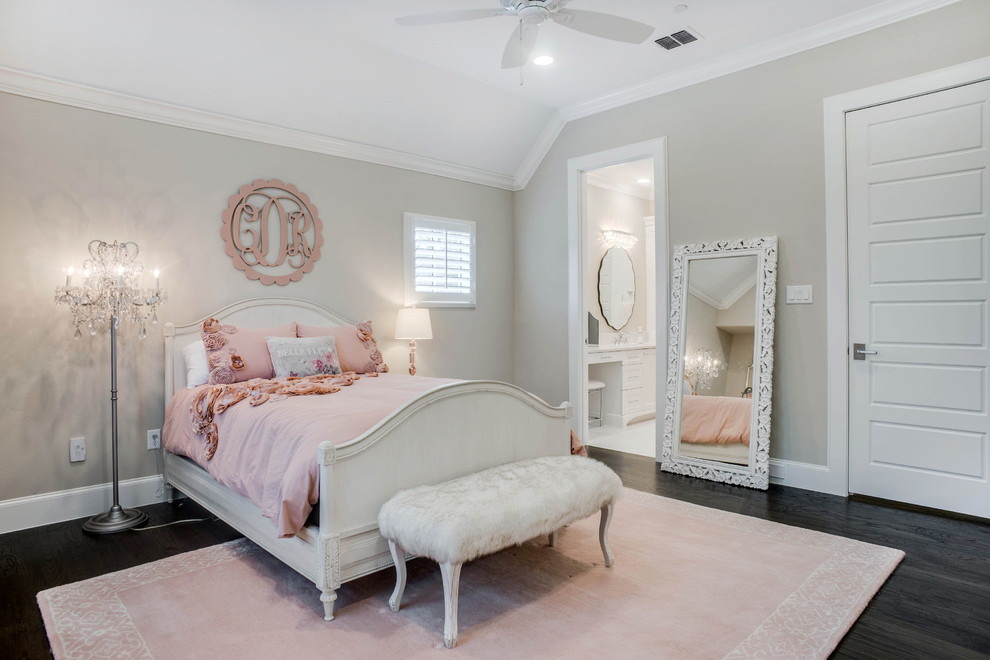 ダラスにある中くらいなトランジショナルスタイルのおしゃれな寝室 (グレーの壁、無垢フローリング、茶色い床、グレーとブラウン) のレイアウト