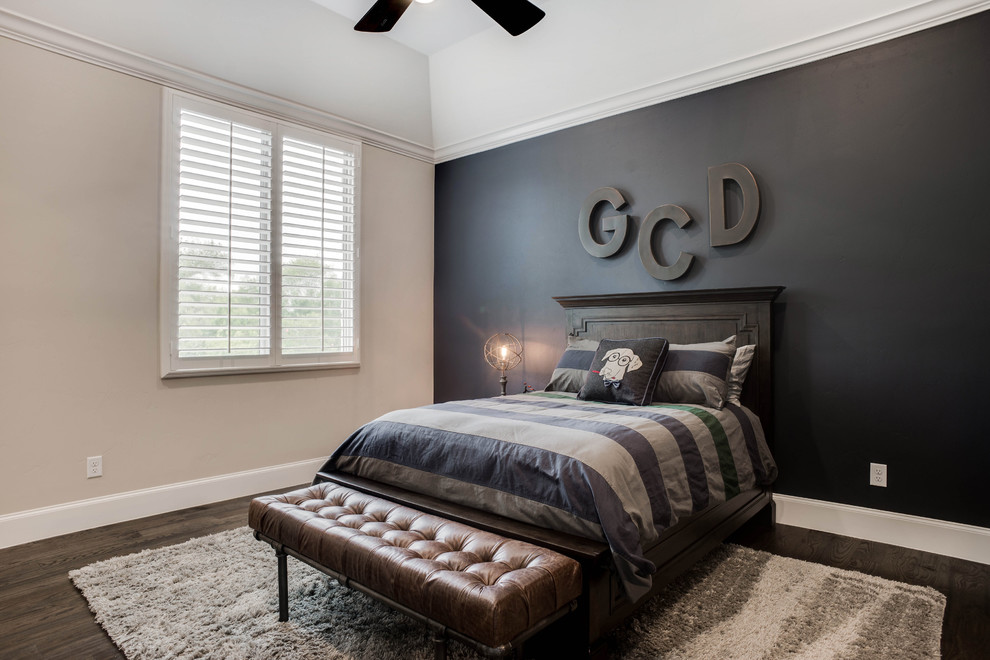 Идея дизайна: спальня среднего размера в стиле неоклассика (современная классика) с серыми стенами, паркетным полом среднего тона и коричневым полом