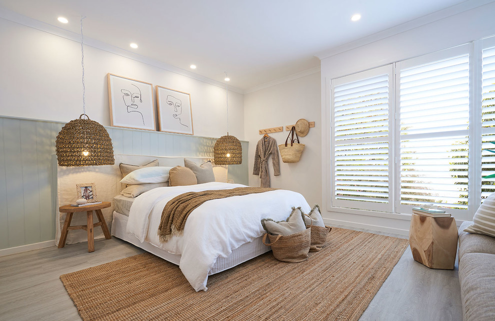 Стильный дизайн: спальня в морском стиле с белыми стенами, светлым паркетным полом и бежевым полом - последний тренд