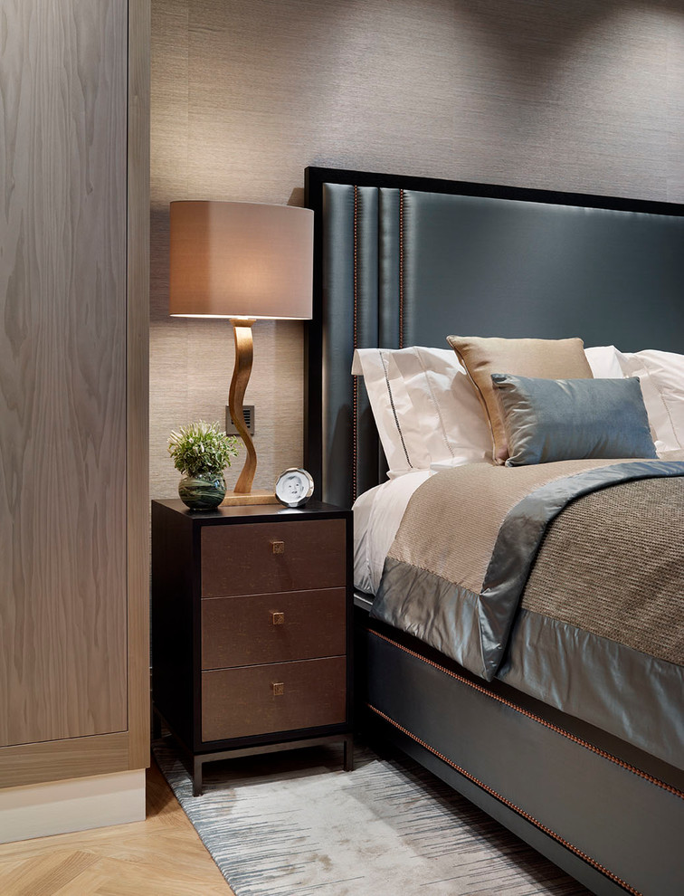 Imagen de dormitorio principal clásico renovado de tamaño medio con paredes beige y suelo de madera clara