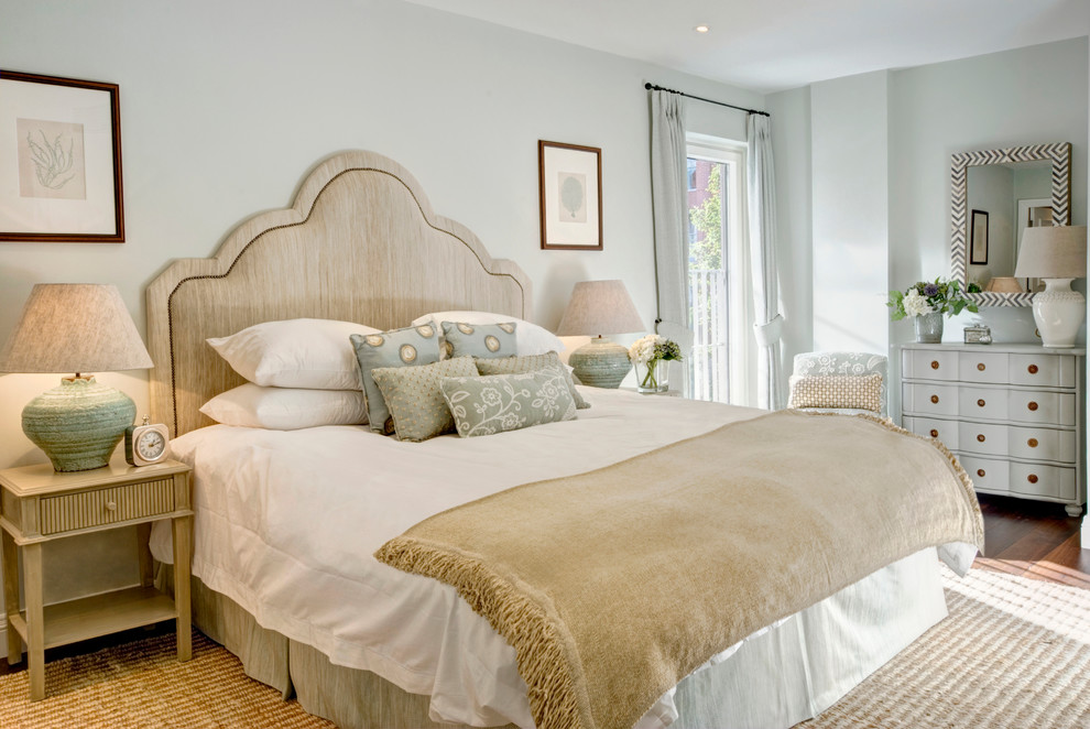 На фото: хозяйская спальня в классическом стиле с серыми стенами и паркетным полом среднего тона с