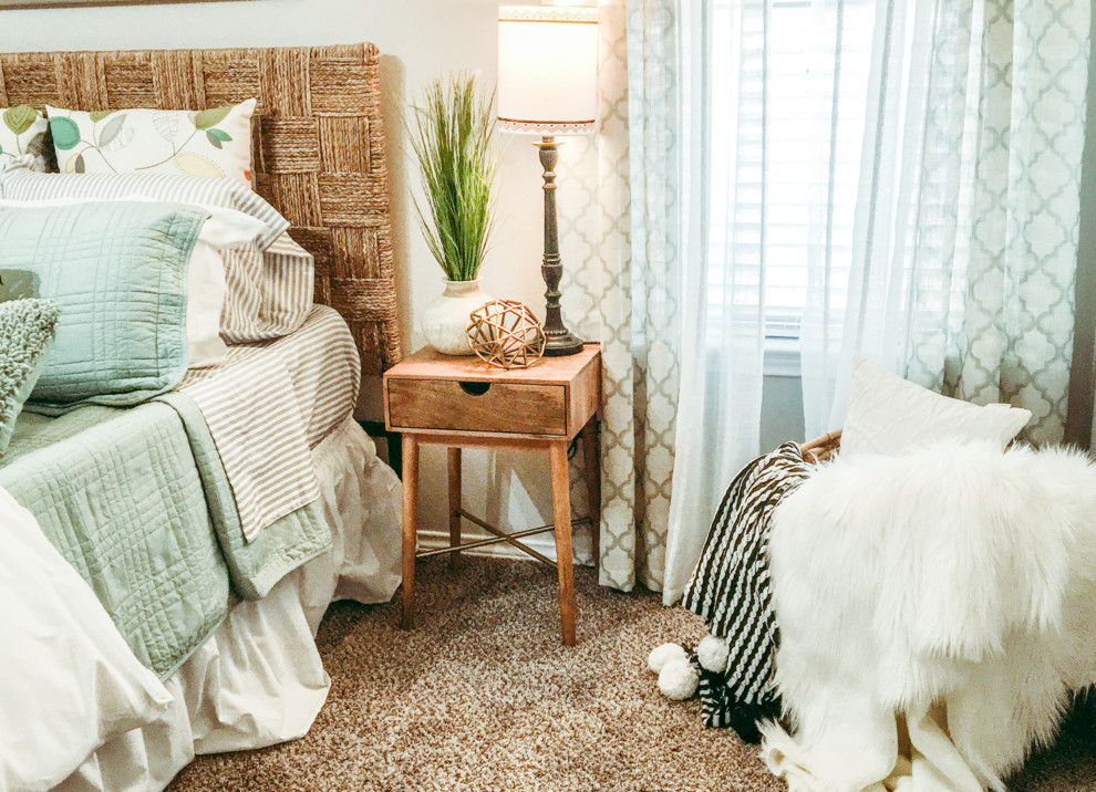 Стильный дизайн: хозяйская спальня среднего размера в стиле фьюжн с серыми стенами и ковровым покрытием - последний тренд