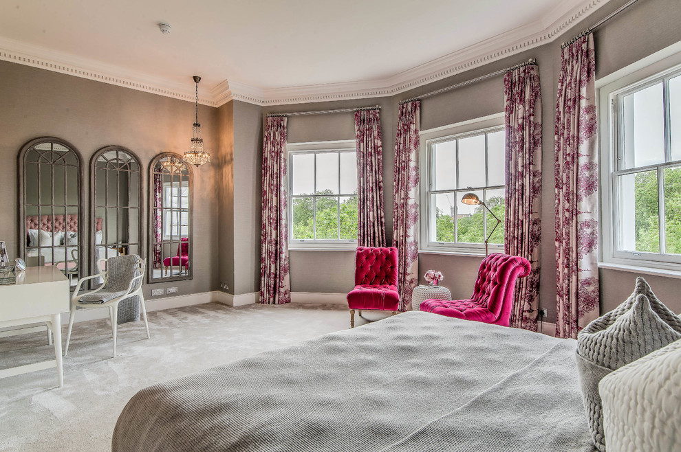 Modelo de habitación de invitados clásica grande con paredes beige y moqueta