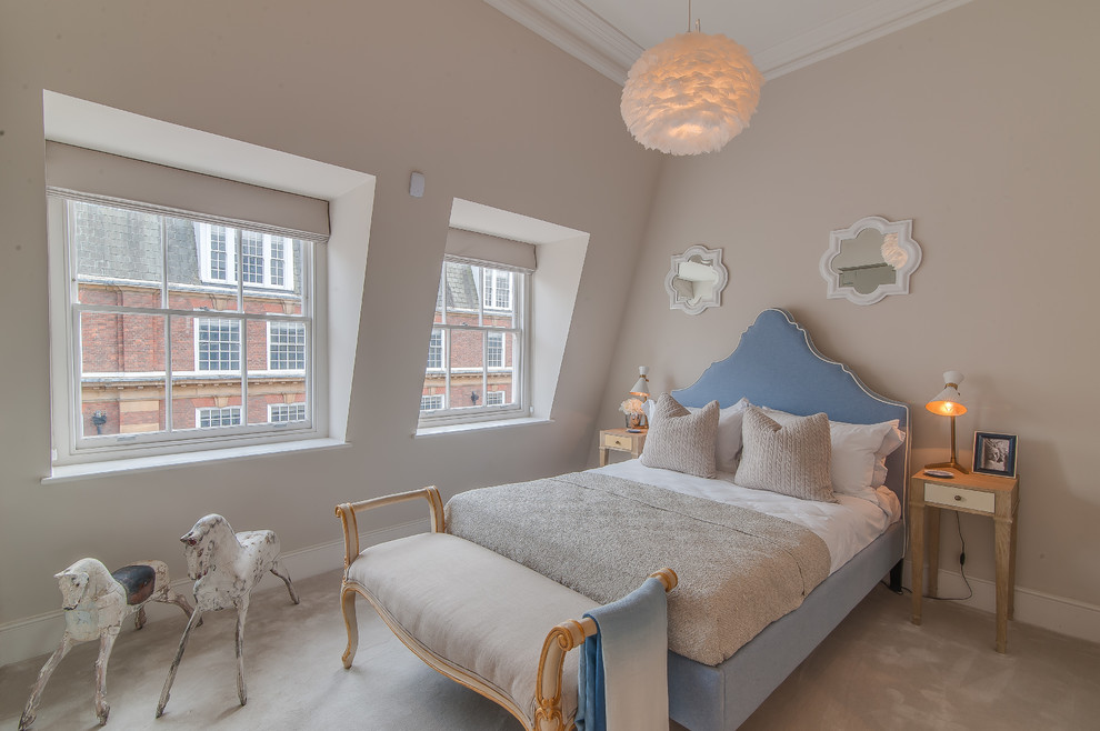 ロンドンにある広いトラディショナルスタイルのおしゃれな客用寝室 (ベージュの壁、カーペット敷き)