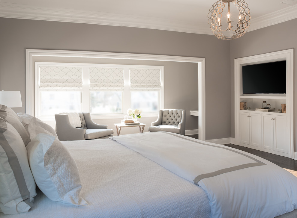 Стильный дизайн: огромная хозяйская спальня в стиле неоклассика (современная классика) с серыми стенами и темным паркетным полом - последний тренд