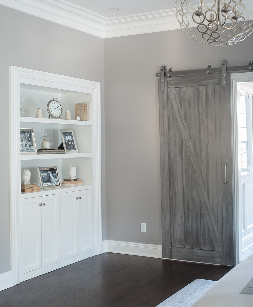 Ejemplo de dormitorio principal clásico renovado extra grande con paredes grises y suelo de madera oscura