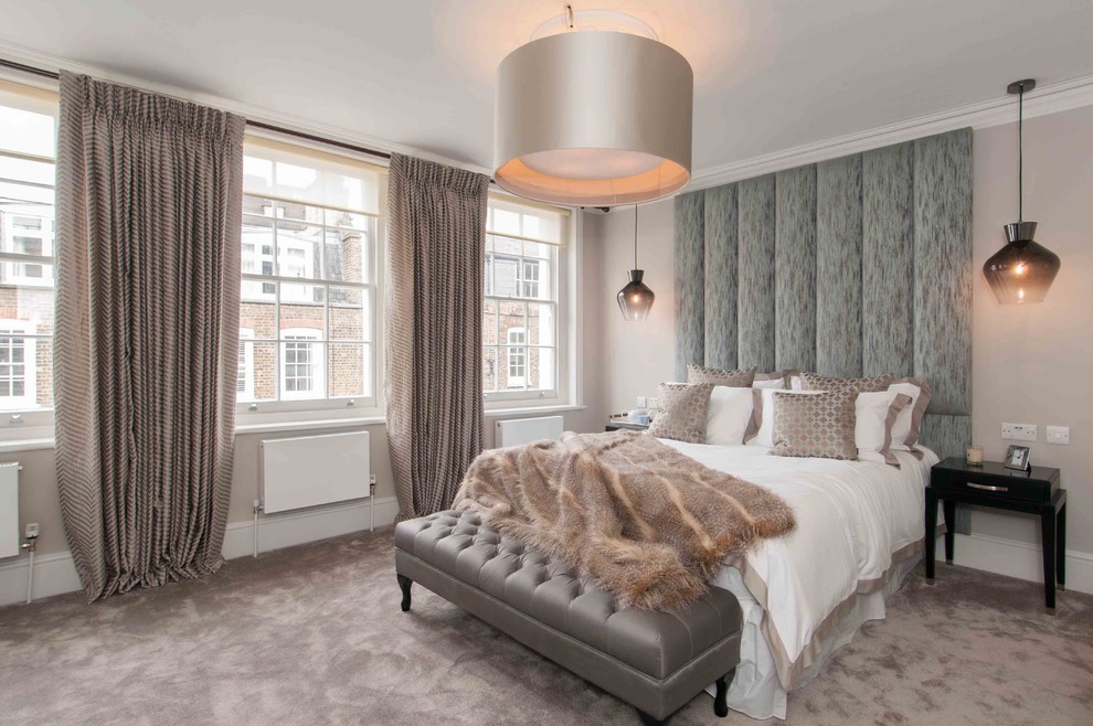 ロンドンにある中くらいなコンテンポラリースタイルのおしゃれな主寝室 (白い壁、カーペット敷き、石材の暖炉まわり) のレイアウト