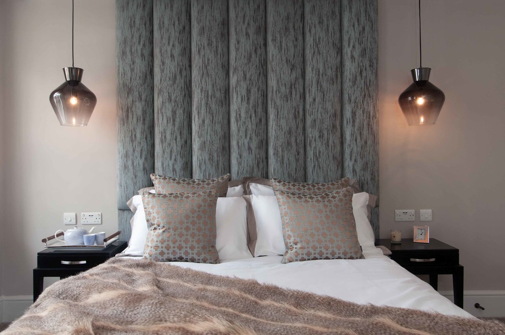 ロンドンにある中くらいなコンテンポラリースタイルのおしゃれな寝室 (ベージュの壁、カーペット敷き)