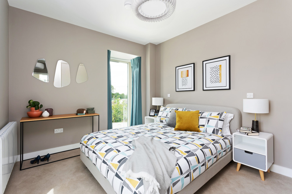 На фото: хозяйская спальня среднего размера в скандинавском стиле с серыми стенами, ковровым покрытием, серым полом и синими шторами без камина с