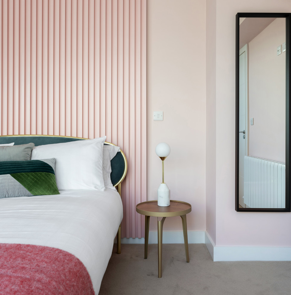 Пример оригинального дизайна: хозяйская спальня среднего размера в современном стиле с розовыми стенами, ковровым покрытием и серым полом