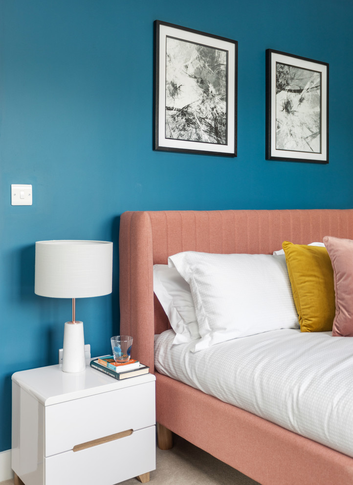 Modelo de habitación de invitados actual de tamaño medio con paredes azules, moqueta y suelo gris