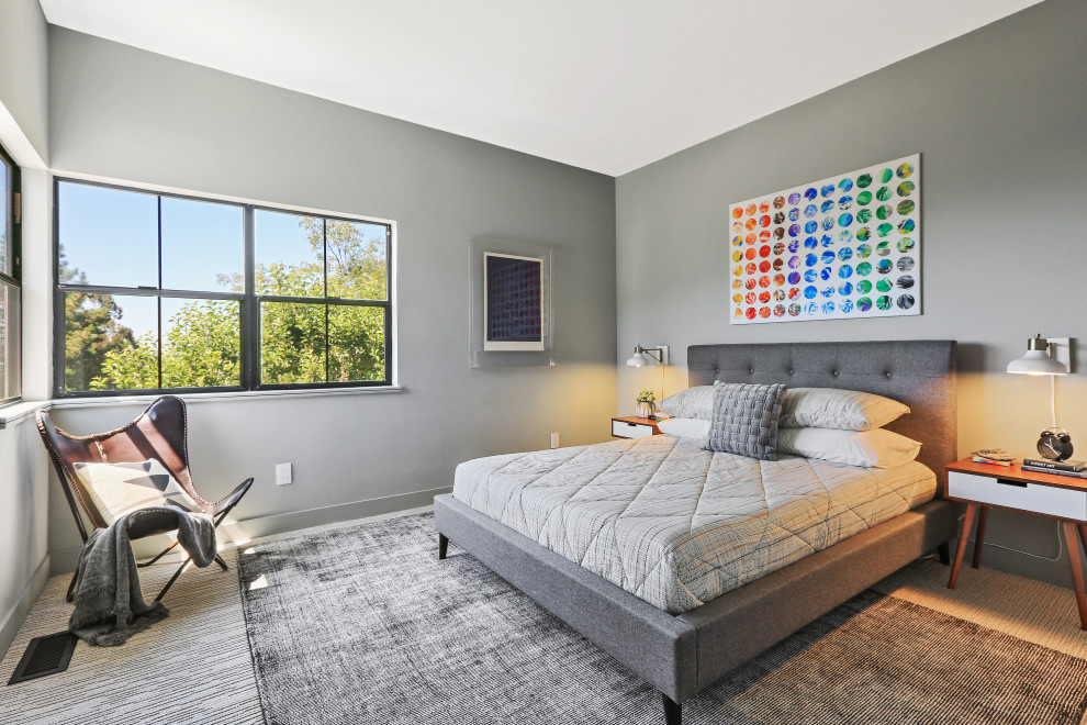 На фото: гостевая спальня среднего размера, (комната для гостей) в современном стиле с зелеными стенами, ковровым покрытием и бежевым полом с