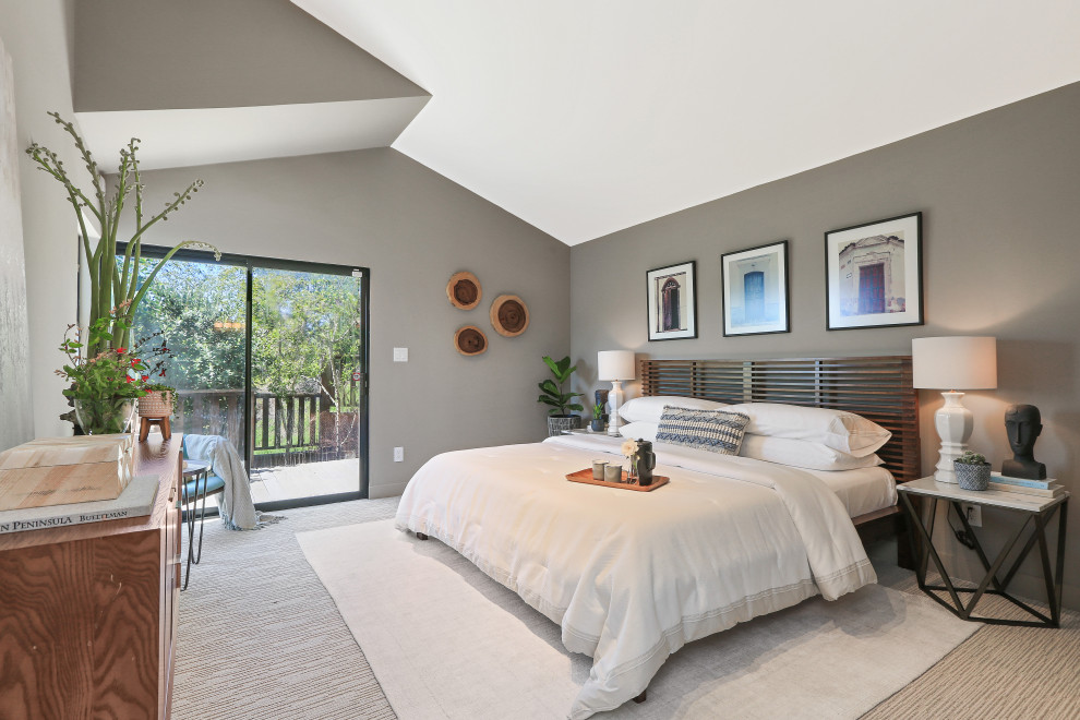 Пример оригинального дизайна: большая хозяйская спальня в современном стиле с серыми стенами, ковровым покрытием, бежевым полом и сводчатым потолком