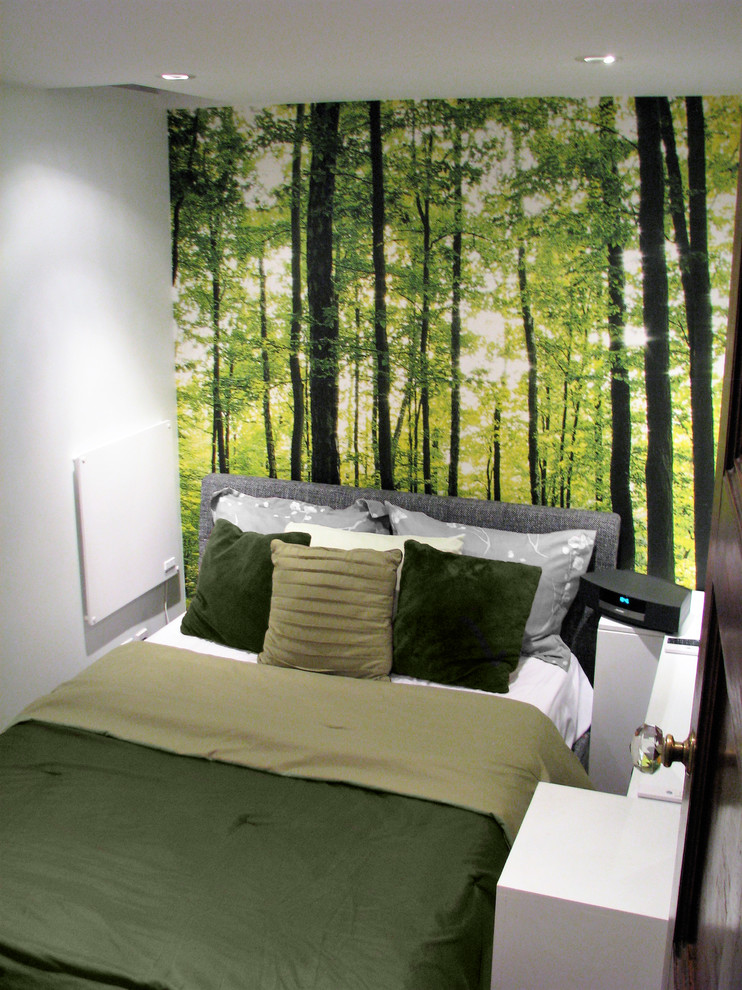 Idee per una piccola camera degli ospiti design con pareti bianche, pavimento in legno massello medio e pavimento marrone