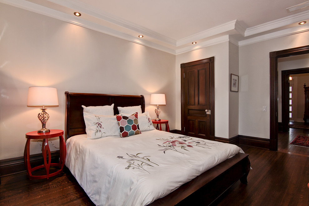 Klassisches Gästezimmer mit beiger Wandfarbe und braunem Holzboden in Montreal