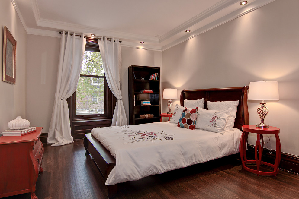 Imagen de habitación de invitados tradicional con paredes beige y suelo de madera en tonos medios