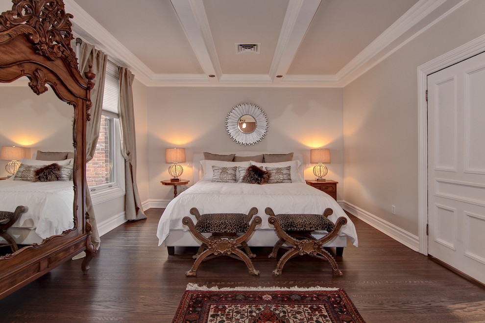 Esempio di una camera matrimoniale classica con pareti beige e pavimento in legno massello medio
