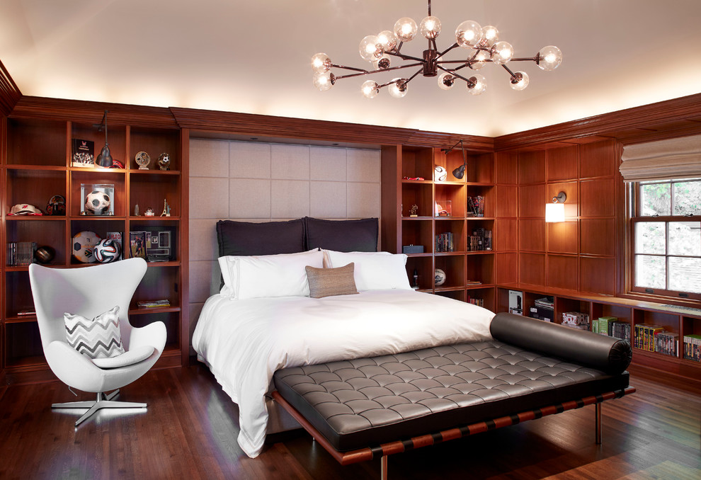 Imagen de dormitorio tradicional con suelo de madera oscura