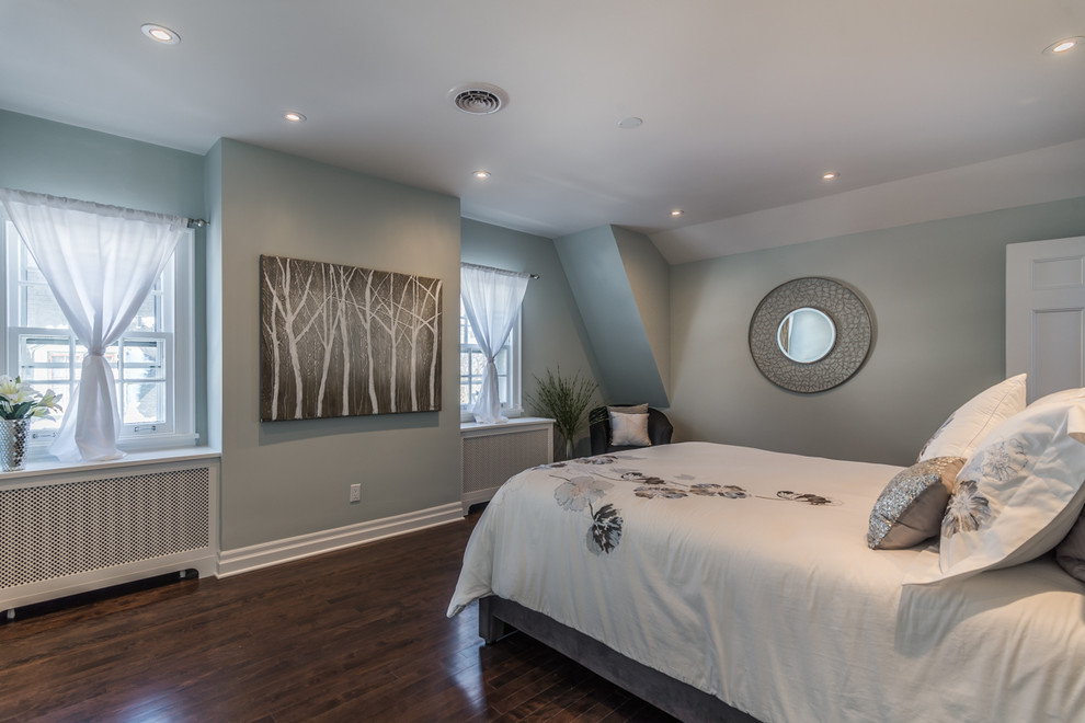 Foto de dormitorio principal contemporáneo de tamaño medio con paredes grises y suelo de madera oscura