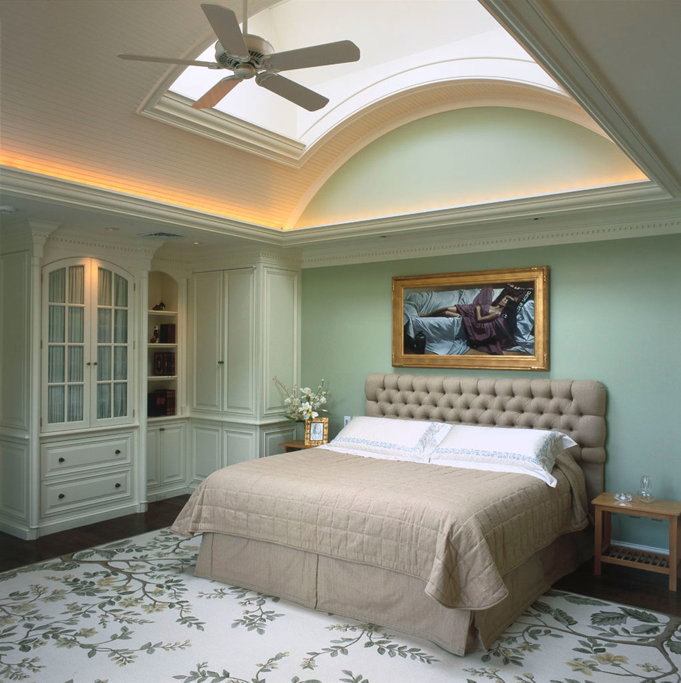 Ejemplo de dormitorio principal clásico grande con paredes verdes y suelo de madera oscura
