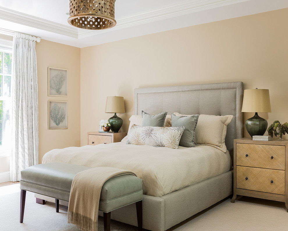 На фото: хозяйская спальня в стиле неоклассика (современная классика) с бежевыми стенами и ковровым покрытием с