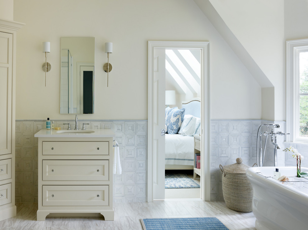 Inspiration pour une très grande salle de bain traditionnelle avec un mur blanc, un sol en marbre et un sol multicolore.