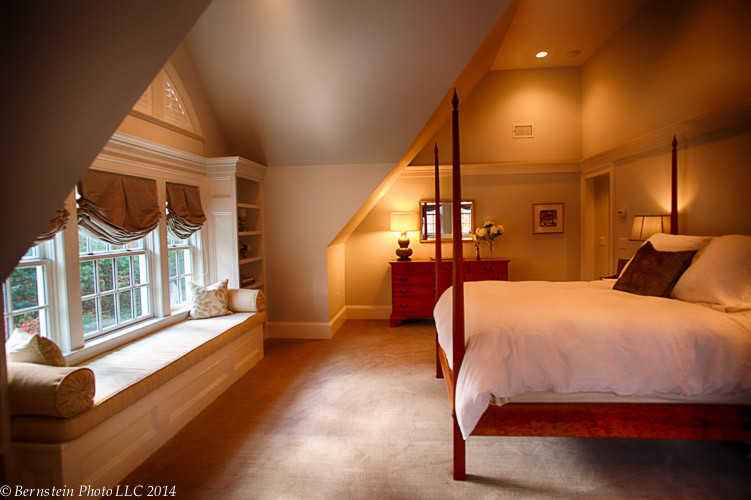 Стильный дизайн: хозяйская спальня среднего размера в классическом стиле с белыми стенами и ковровым покрытием без камина - последний тренд