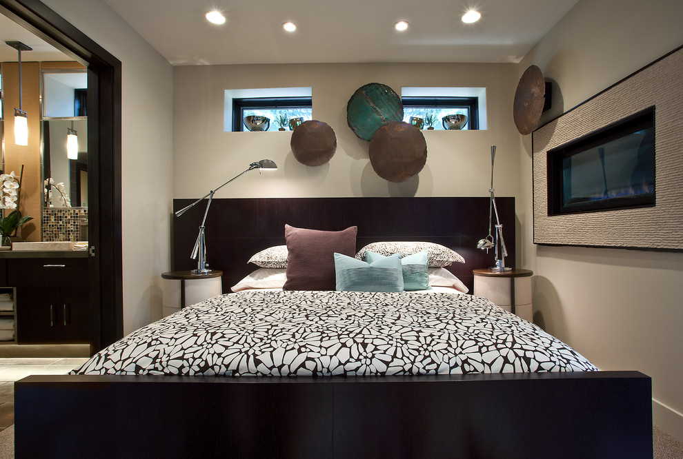 Стильный дизайн: маленькая хозяйская спальня в современном стиле с бежевыми стенами, ковровым покрытием, горизонтальным камином и фасадом камина из камня для на участке и в саду - последний тренд