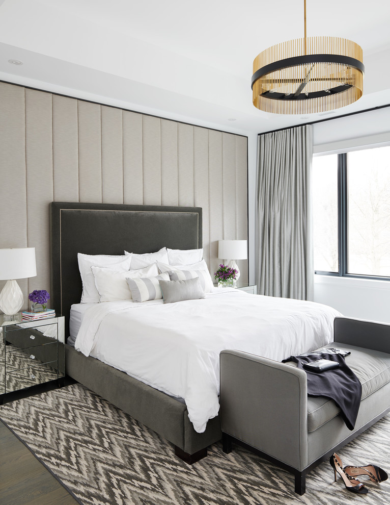 Modernes Hauptschlafzimmer ohne Kamin mit weißer Wandfarbe und dunklem Holzboden in Toronto