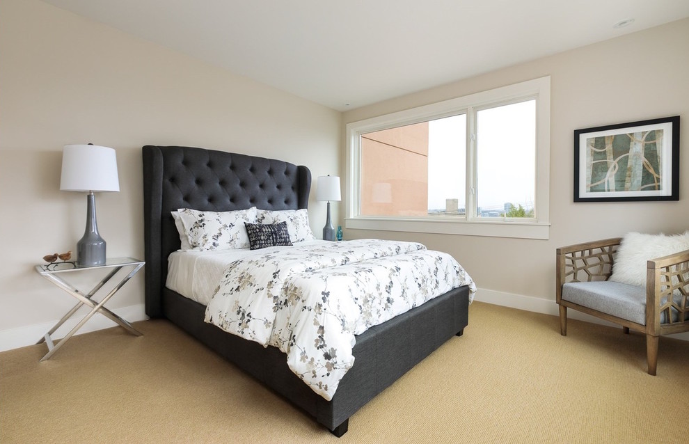 Inspiration för ett vintage sovrum, med beige väggar, heltäckningsmatta och beiget golv