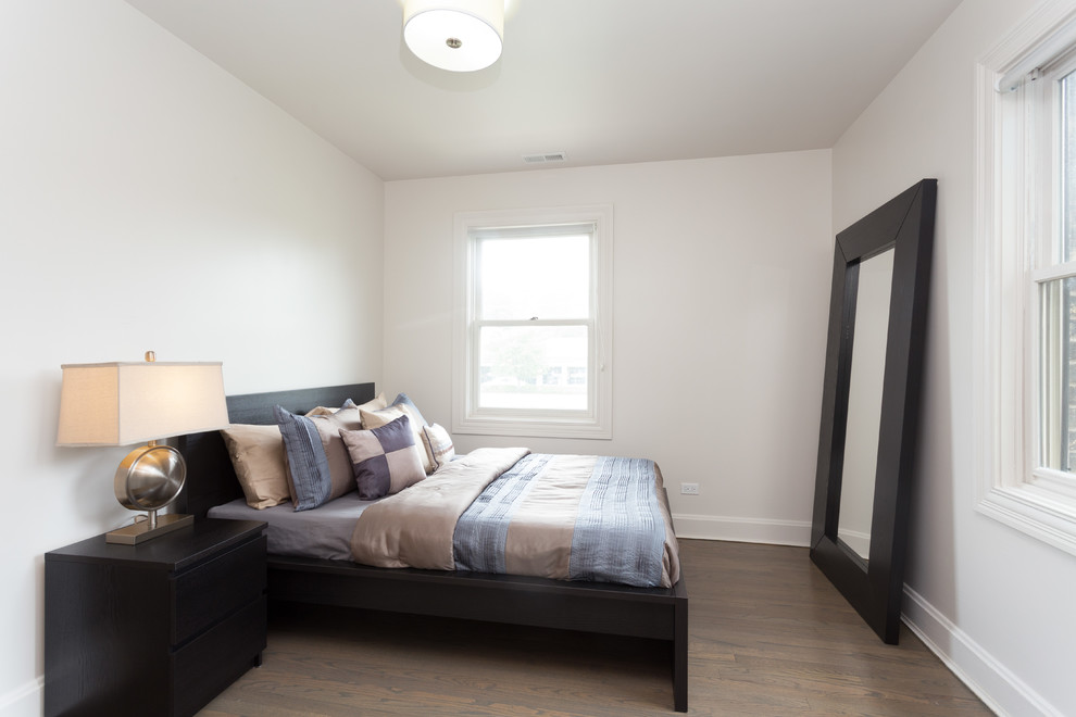 Modelo de dormitorio clásico renovado de tamaño medio sin chimenea con paredes blancas y suelo de madera oscura