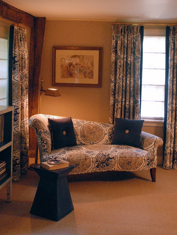 Идея дизайна: хозяйская спальня среднего размера в классическом стиле с бежевыми стенами и ковровым покрытием