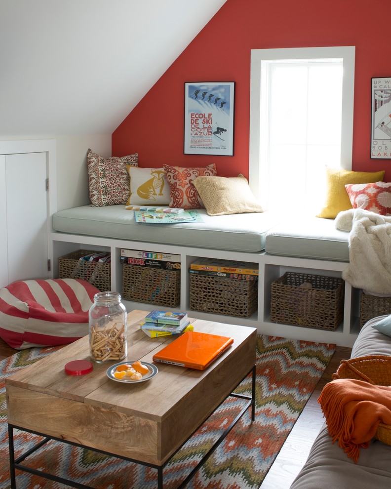 Источник вдохновения для домашнего уюта: гостевая спальня среднего размера, (комната для гостей) в морском стиле с красными стенами, темным паркетным полом и коричневым полом без камина