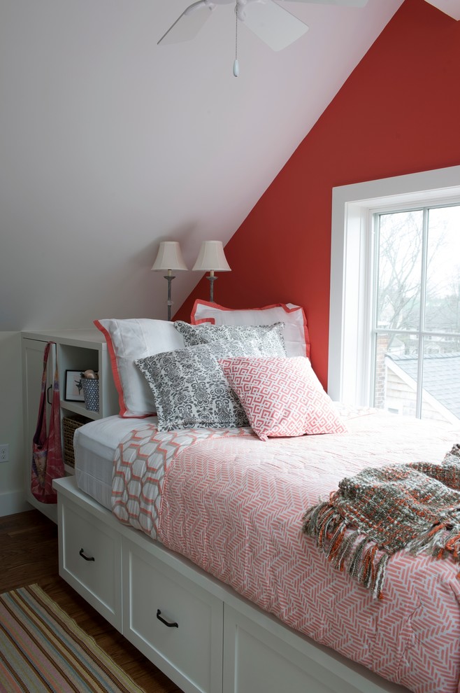 Idee per una camera da letto stile loft costiera di medie dimensioni con pavimento in legno massello medio, pareti rosse, nessun camino e pavimento marrone