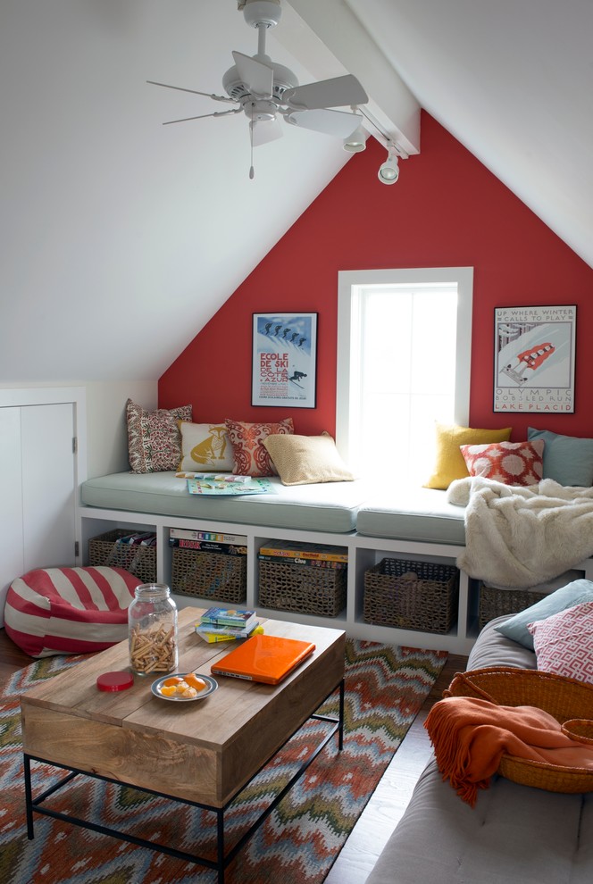 Mittelgroßes Maritimes Schlafzimmer im Dachboden ohne Kamin, im Loft-Style mit roter Wandfarbe, braunem Holzboden und braunem Boden in New York
