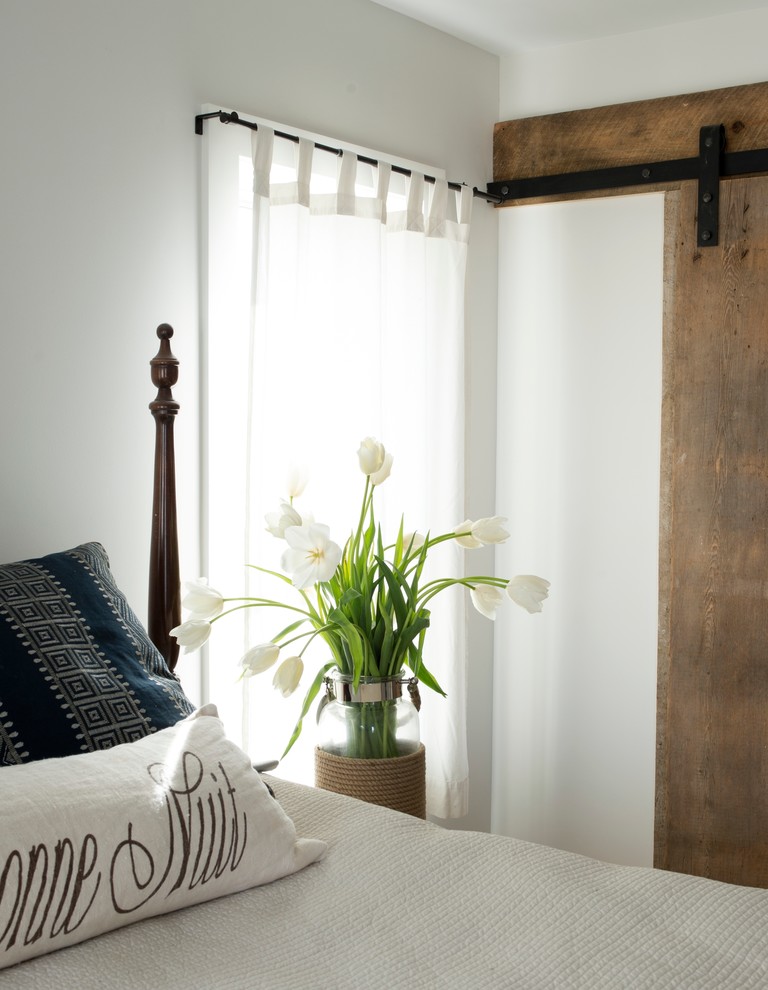 На фото: хозяйская спальня среднего размера в морском стиле с бежевыми стенами, темным паркетным полом и коричневым полом без камина с