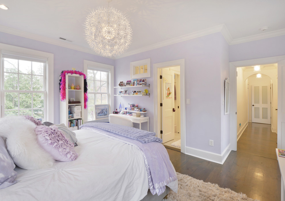 Exemple d'une chambre d'amis victorienne avec un mur violet et parquet foncé.