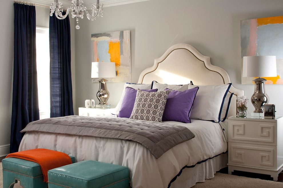 ニューヨークにある中くらいなトランジショナルスタイルのおしゃれな主寝室 (グレーの壁、カーペット敷き、茶色い床、青いカーテン、グレーとブラウン) のレイアウト