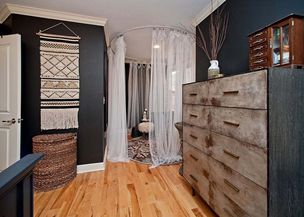 На фото: хозяйская спальня среднего размера в стиле фьюжн с черными стенами, светлым паркетным полом и коричневым полом