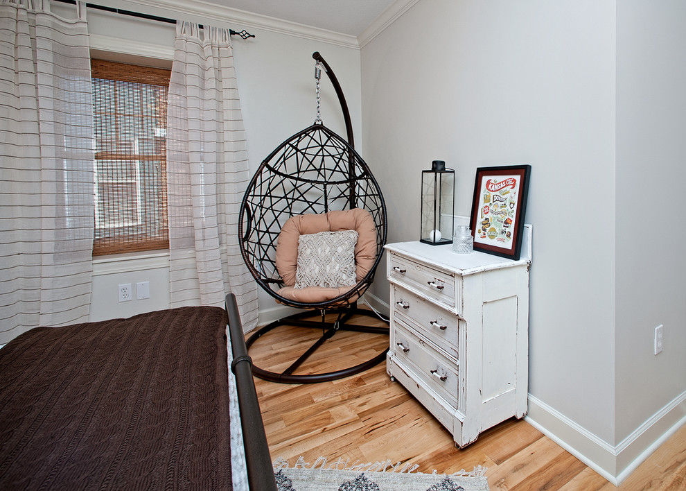 Идея дизайна: хозяйская спальня среднего размера в стиле фьюжн с светлым паркетным полом, коричневым полом и белыми стенами без камина