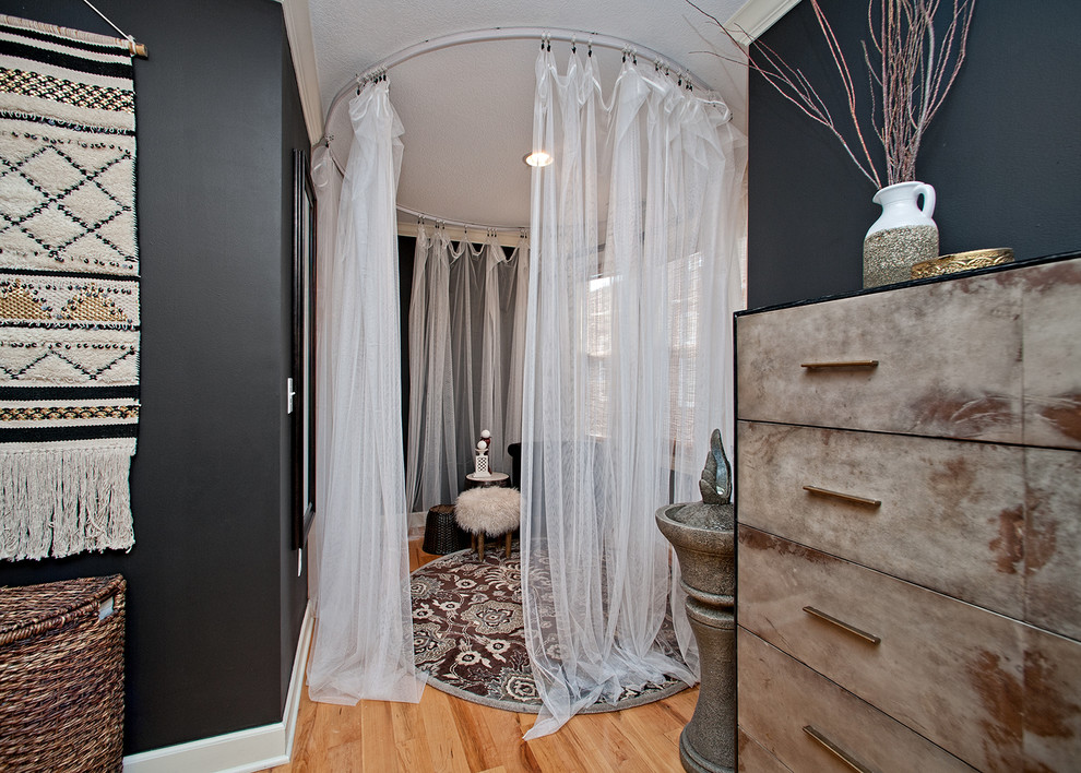 Свежая идея для дизайна: хозяйская спальня среднего размера в стиле фьюжн с черными стенами, светлым паркетным полом и коричневым полом - отличное фото интерьера