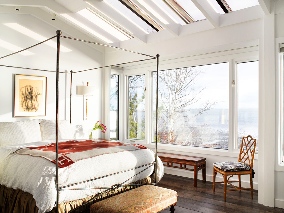 Стильный дизайн: хозяйская спальня среднего размера в классическом стиле с белыми стенами и темным паркетным полом - последний тренд