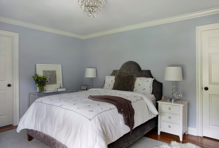 На фото: большая гостевая спальня (комната для гостей) в стиле неоклассика (современная классика) с фиолетовыми стенами и паркетным полом среднего тона