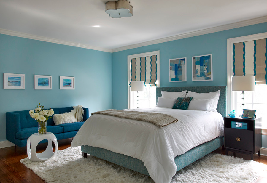 Источник вдохновения для домашнего уюта: большая гостевая спальня (комната для гостей) в стиле неоклассика (современная классика) с синими стенами и паркетным полом среднего тона