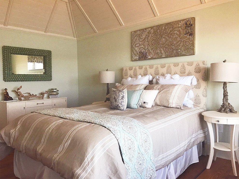 Ispirazione per una camera degli ospiti stile marino di medie dimensioni con pareti verdi, pavimento in legno massello medio e pavimento marrone