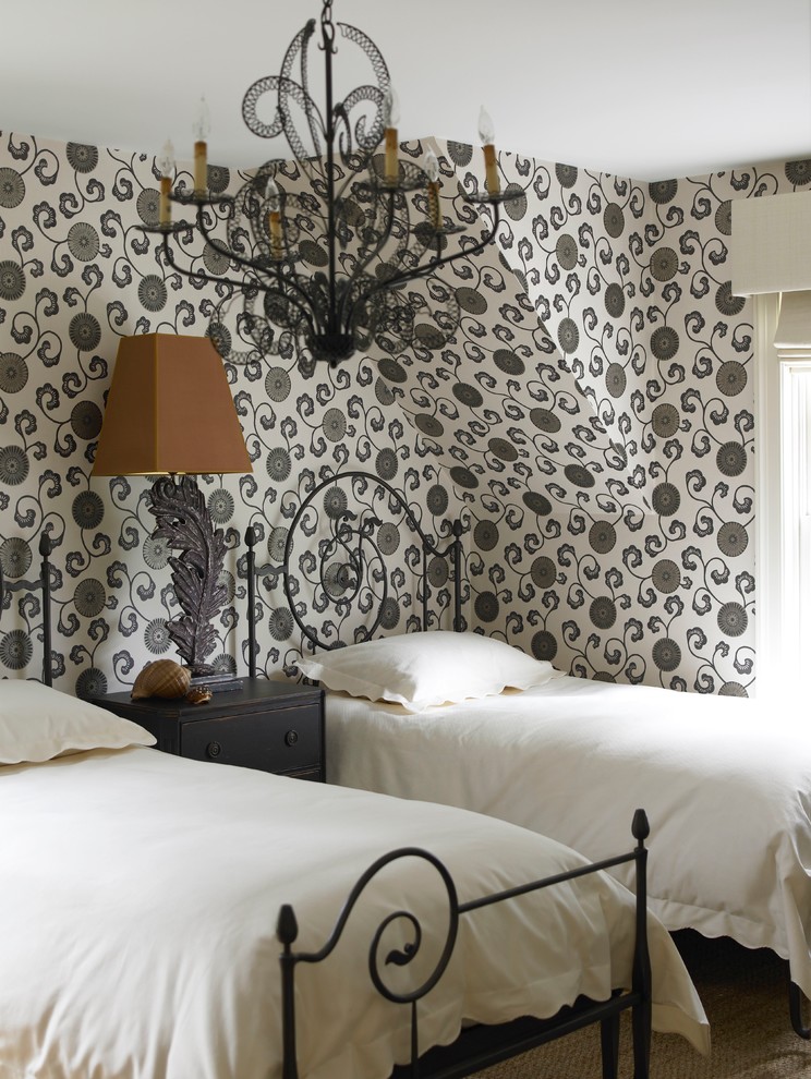 Идея дизайна: гостевая спальня (комната для гостей) в классическом стиле с разноцветными стенами