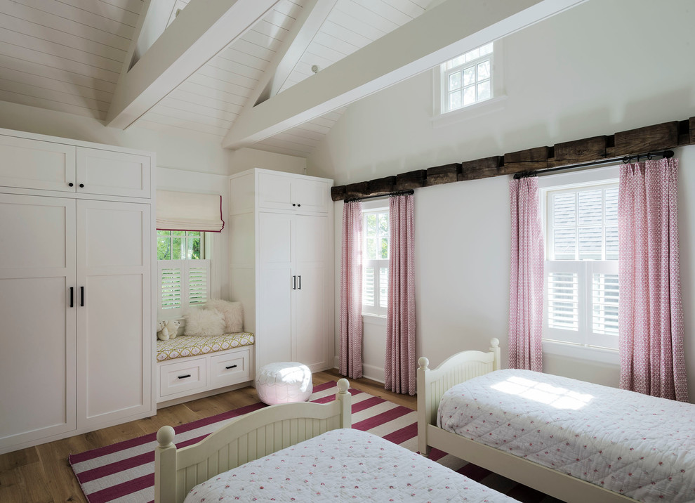 Idéer för stora lantliga sovrum, med vita väggar och mellanmörkt trägolv