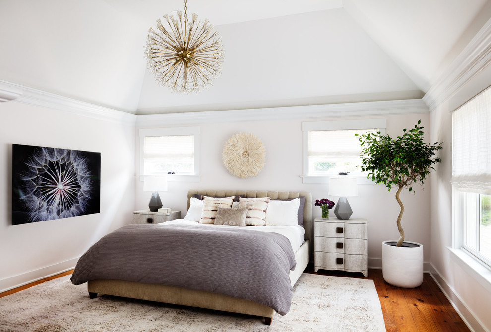 Пример оригинального дизайна: спальня в стиле неоклассика (современная классика) с белыми стенами, паркетным полом среднего тона и коричневым полом